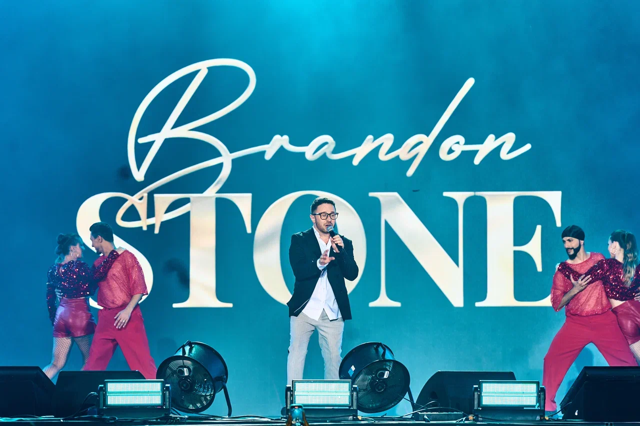 “Uğurun və yaradıcılığın notları: Səhnədən dünya arenasına”- Brandon Stone