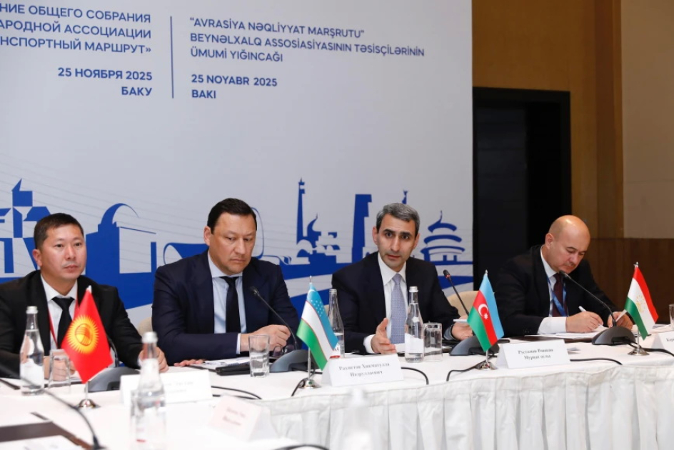 ADY sədri Rövşən Rüstəmov iclasda
